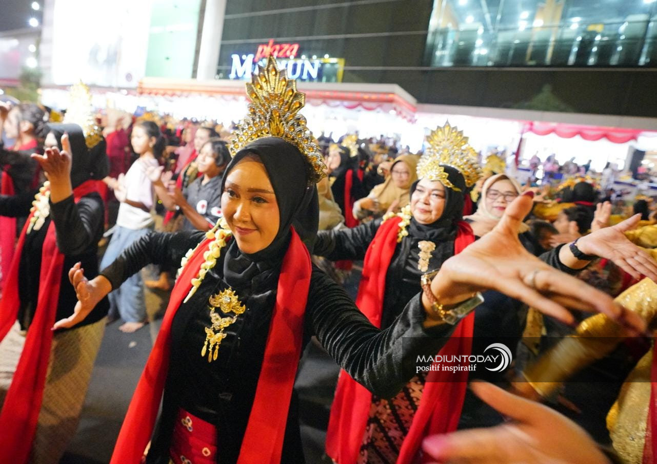 Foto 1 dari 19: Ketika Warga Turun ke Jalan, Menari Bersama di Panggung Kota