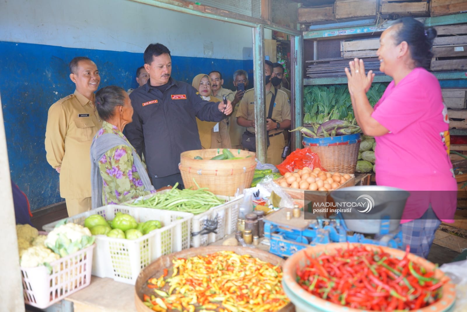 Foto 8 dari 10: Subsidi Pasar Makin Meluas, Wali Kota : Pemerataan Harga Untuk Selamatkan Pedagang