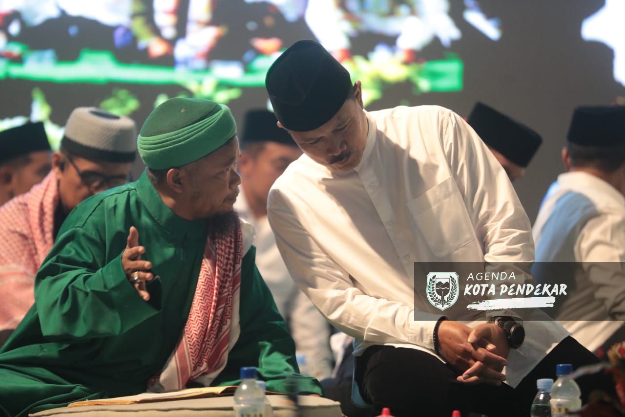 Foto 2 dari 5: Hadiri Haul ke-21 KH Muchsin Al Qurby, Wali Kota Maidi Ajak Jamaah Teladani Kebaikan sang Kiai