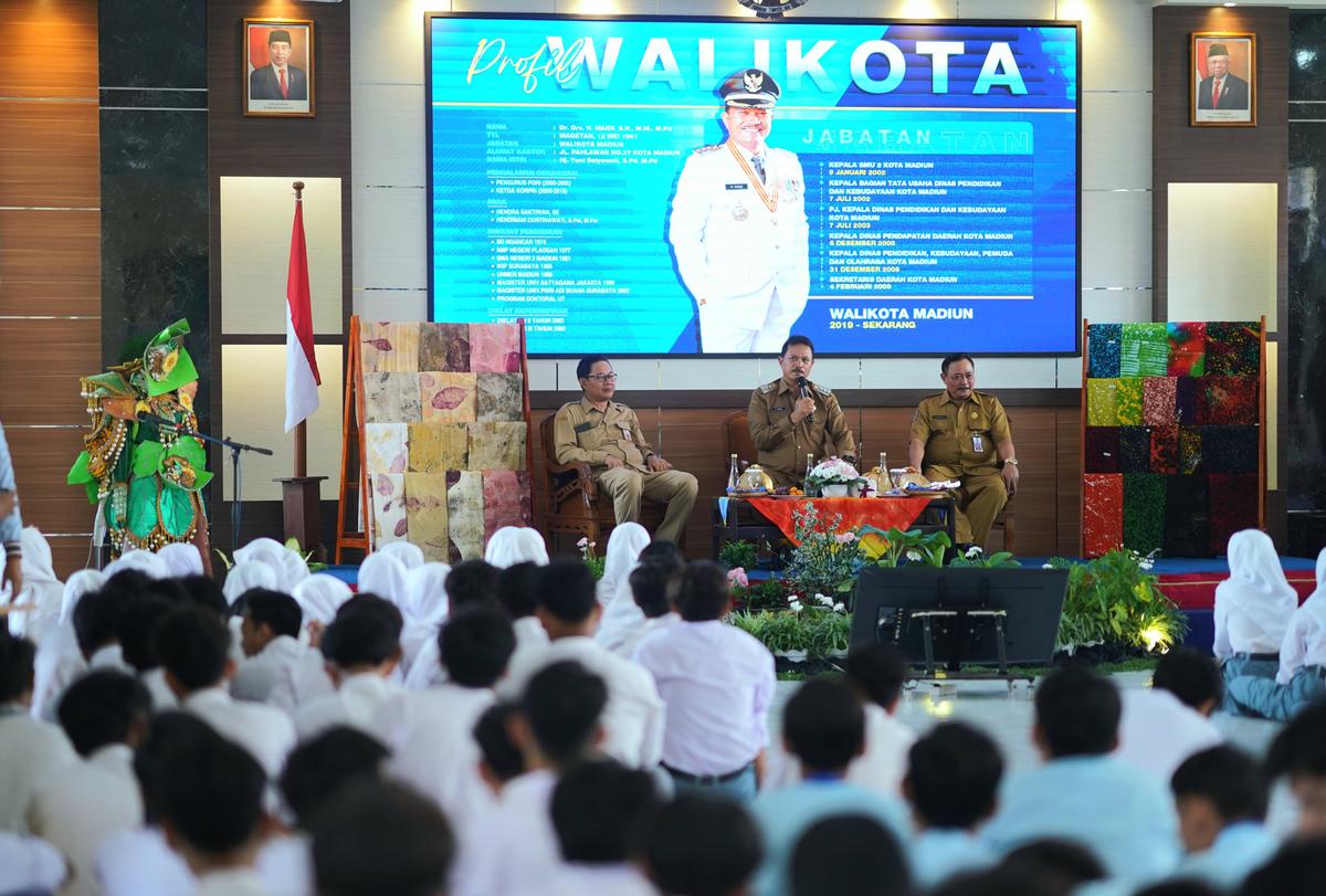 Foto 5 dari 9: Hadiri PPID Goes To School, Wali Kota Beri Semangat Dan Tantangan Untuk Generasi Muda
