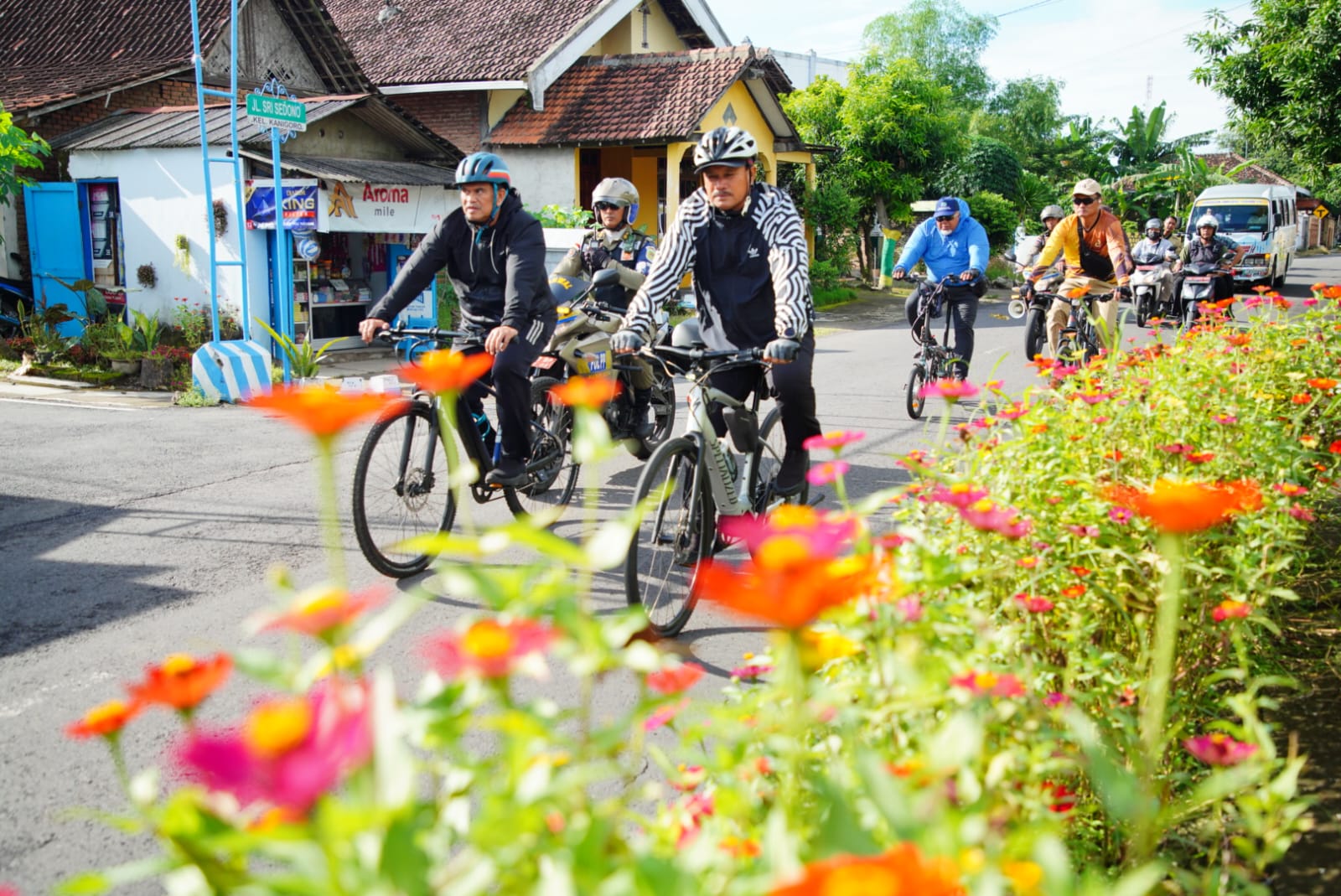 Foto 9 dari 10: Gowes Tiga Kelurahan, Wali Kota Cek Usulan Pembangunan 2024