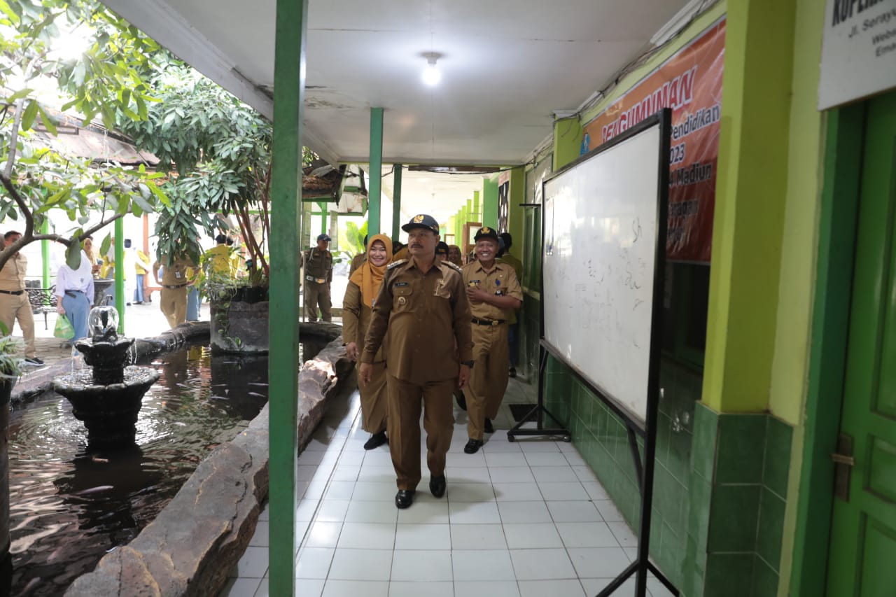 Foto 12 dari 13: Jadi Pembina Apel di SMAN 4 Kota Madiun, Wali Kota Pesan Jaga Diri dan Disiplin dalam Belajar