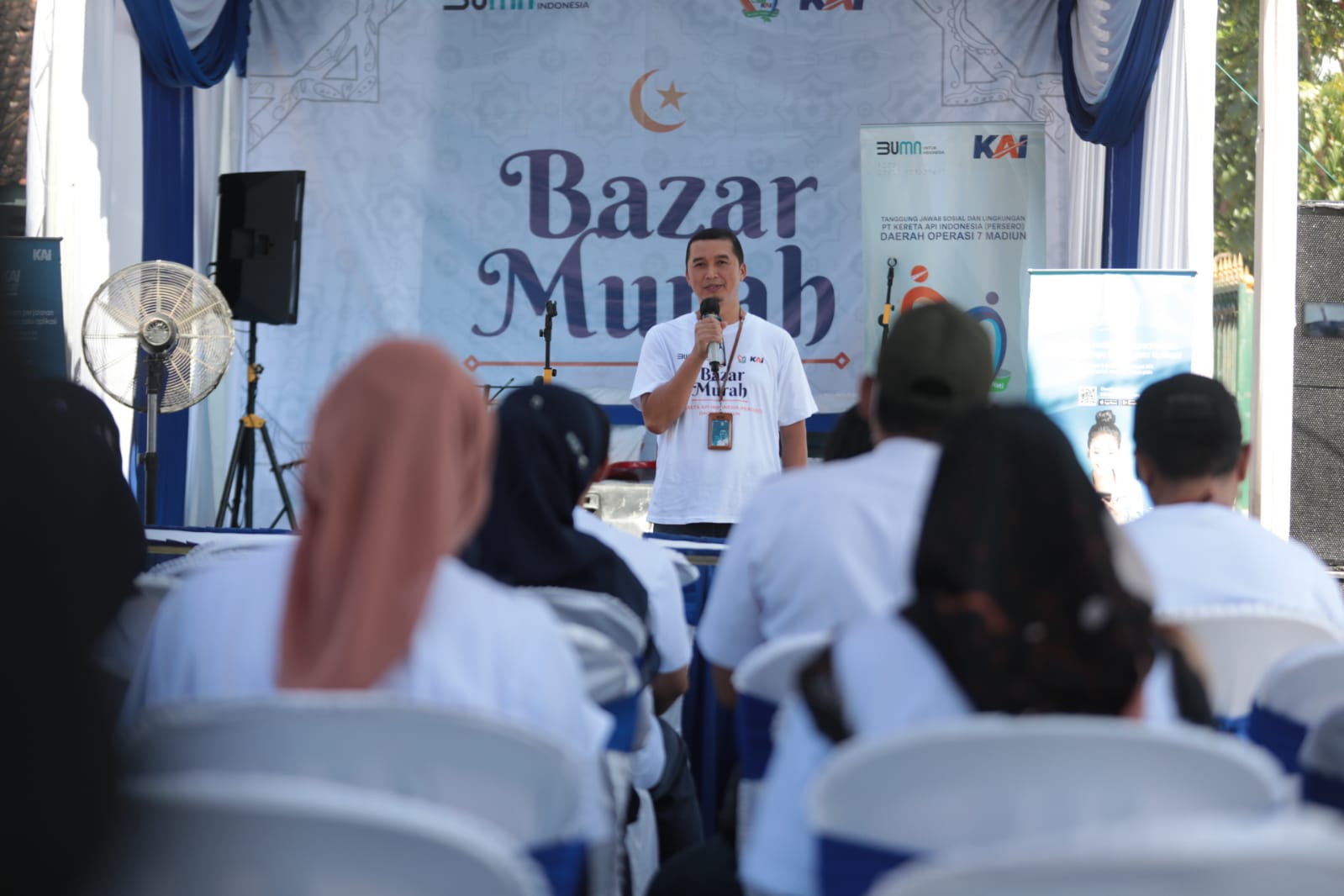 Foto 4 dari 8: PT KAI Daop 7 Gelar Bazar Murah, Cukup Bayar Rp 25 Ribu Bisa Dapat Paket Senilai Rp 75 Ribu