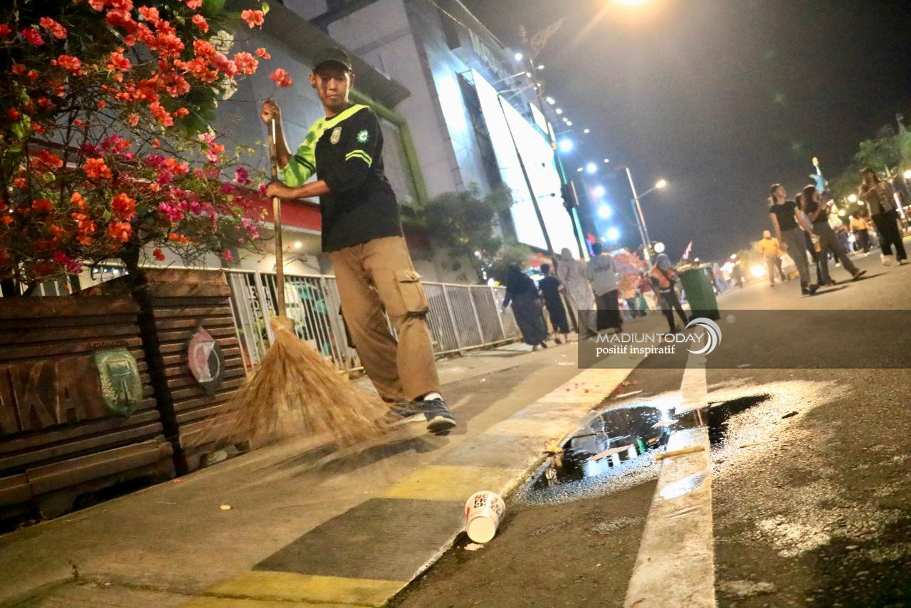 Foto 8 dari 15: Euforia Madiun Menari Berakhir, Petugas Kebersihan Pastikan Jalan Pahlawan Kembali Bersih