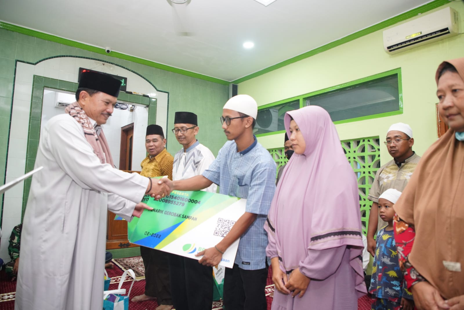 Foto 7 dari 10: Salat Isya di Masjid Al Falah, Wali Kota Juga Sampaikan Program Pembangunan Kepada Jemaah