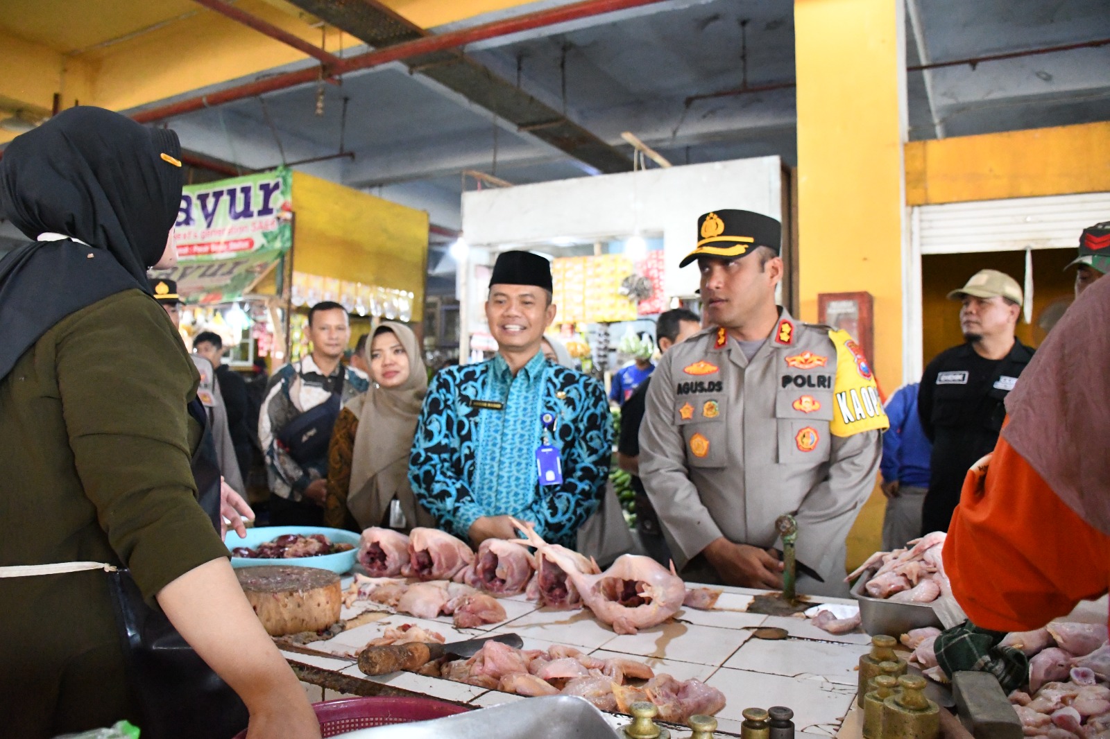 Foto 5 dari 5: Pastikan Stok Dan Harga Sembako Aman, Polresta Gelar Sidak Di PBM