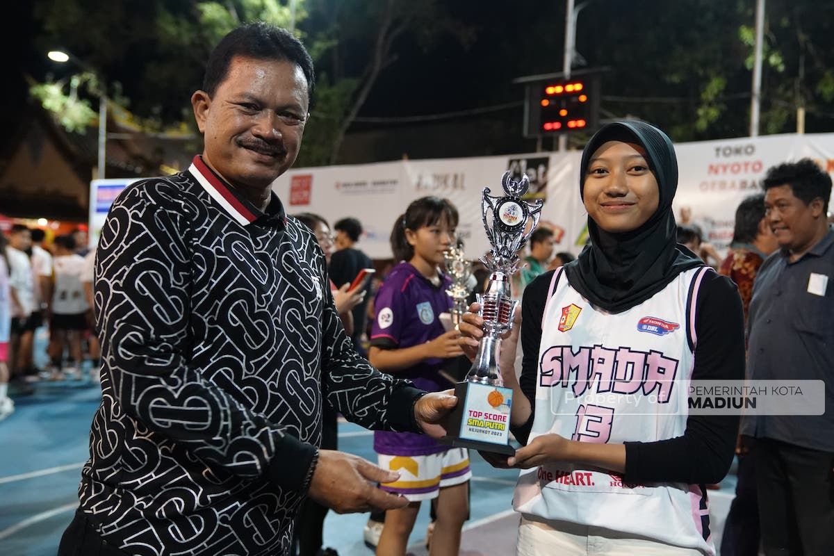 Foto 8 dari 9: Kejurkot Basket Tri Dharma Cup 2023 Resmi Berakhir, Wali Kota Apresiasi Semangat Para Peserta