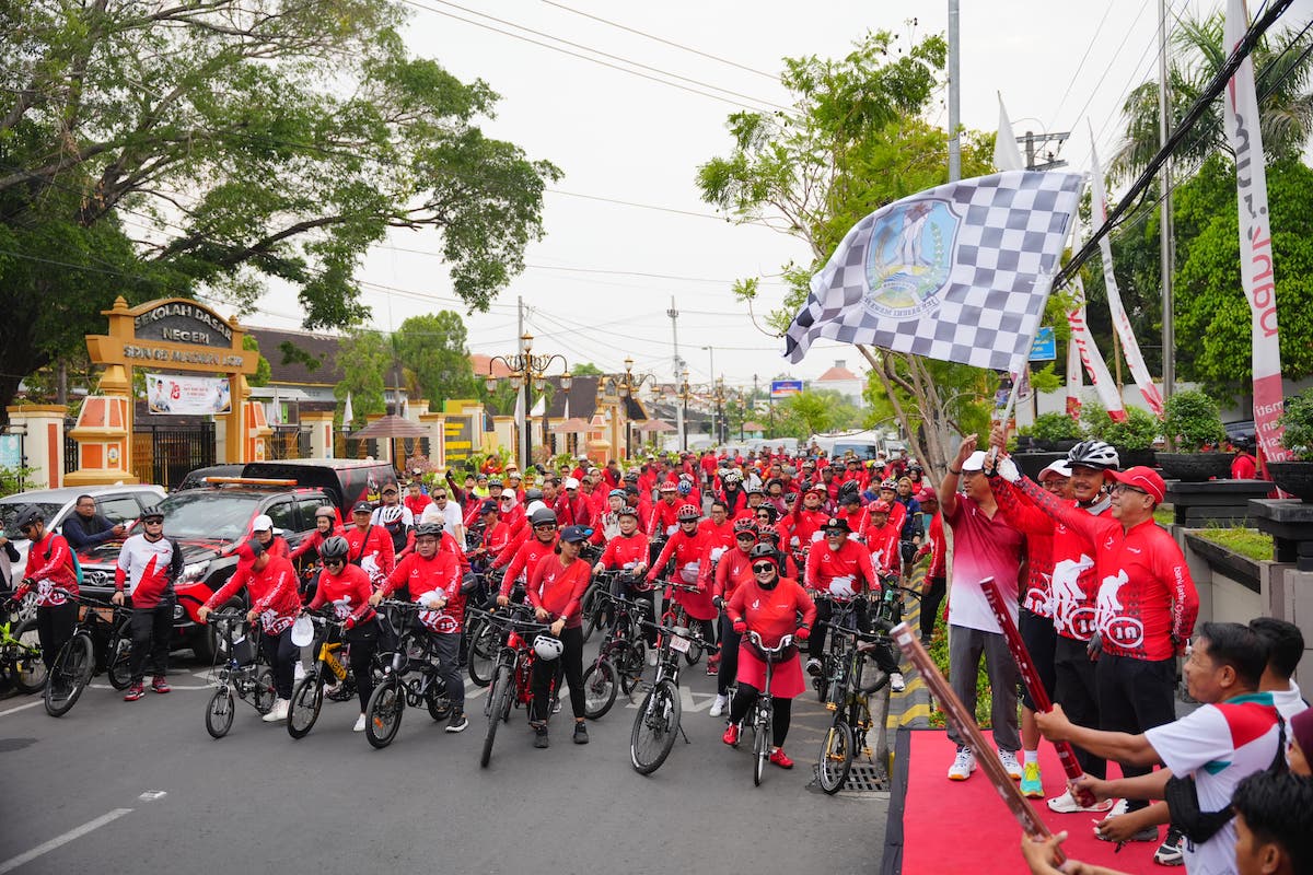 Foto utama berita: Gowes Bersama Bank Jatim Mataraman, Wali Kota Apresiasi Upaya Jaga Kesehatan Karyawan