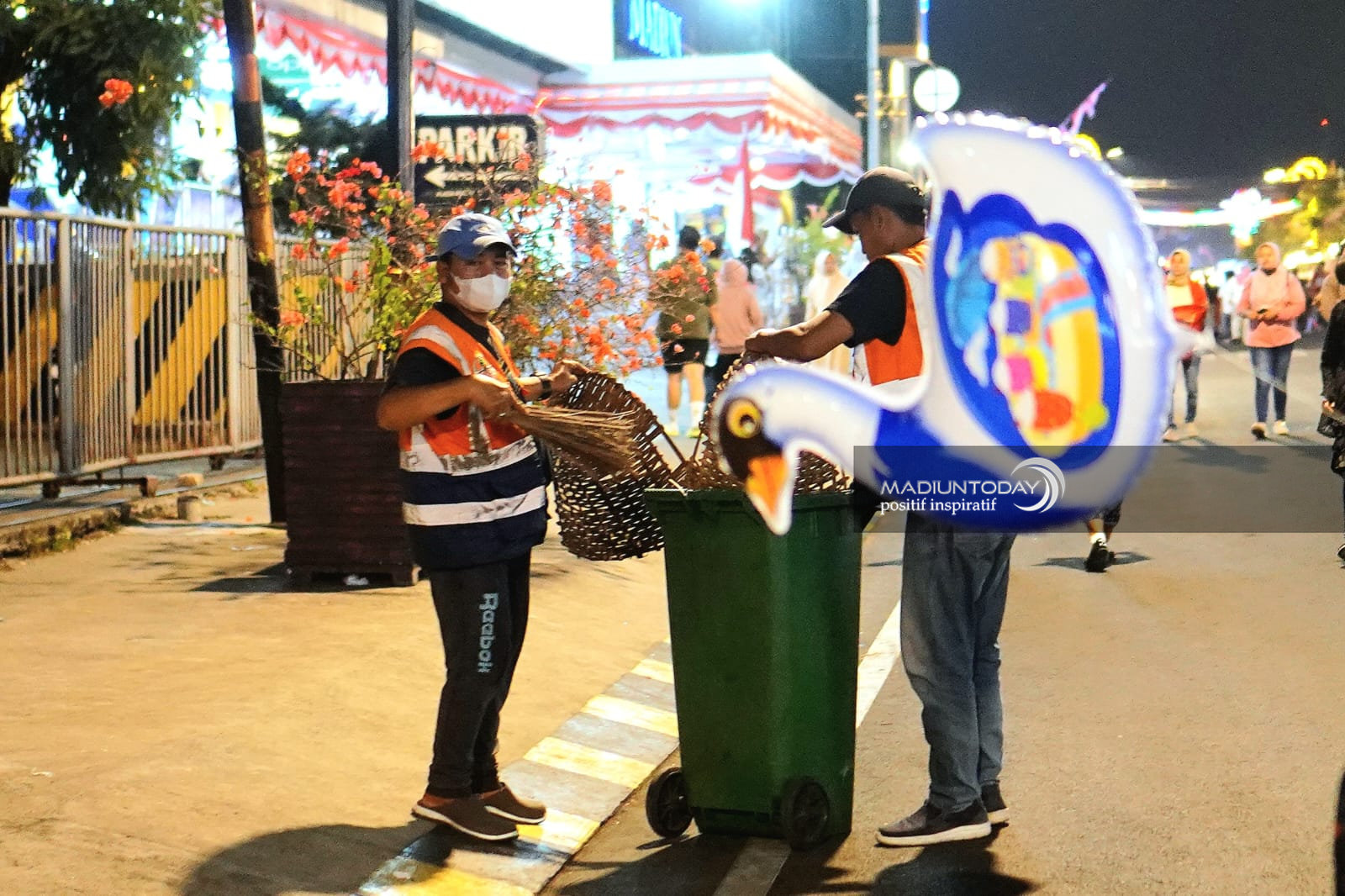 Foto 9 dari 15: Euforia Madiun Menari Berakhir, Petugas Kebersihan Pastikan Jalan Pahlawan Kembali Bersih