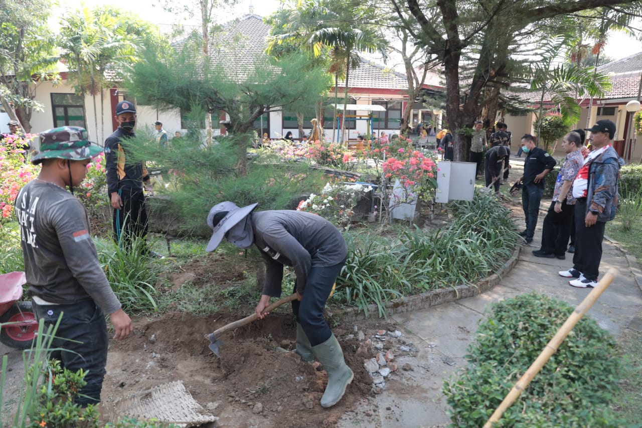 Foto 8 dari 9: Persiapan Kunjungan Kenya, Wali Kota Pimpin Kerja Bakti Di RSUD