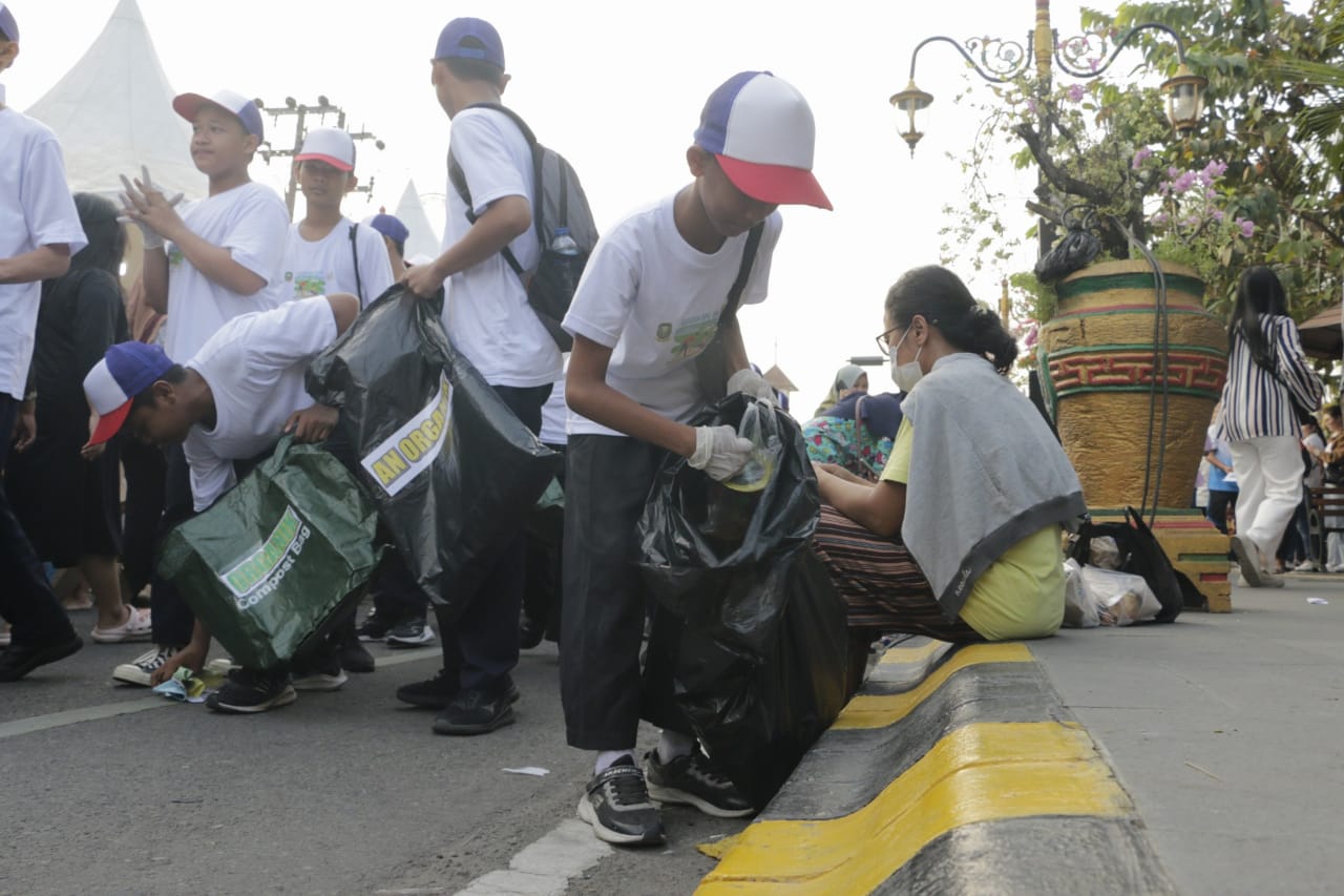 Foto 6 dari 6: Ada Aksi Pungut Sampah Bersama 105 Pelajar Dalam Peringatan Hari Jadi, Wali Kota Beri Apresiasi