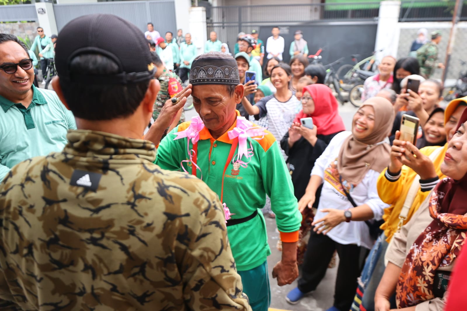 Foto 7 dari 9: Sembari Bersepeda, Wali Kota Cek Pavingisasi dan Resmikan Fasum