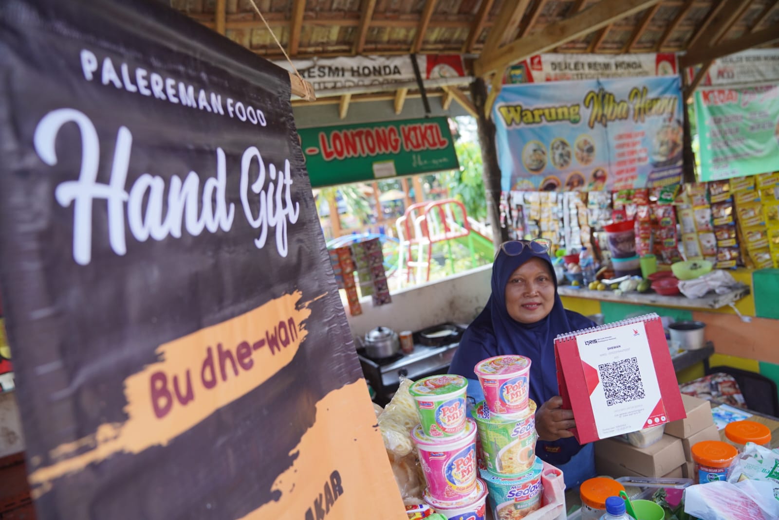 Foto 1 dari 3: Sudah Tak Pandemi, Lapak UMKM di Kota Madiun Tetap Terapkan Cashless untuk Pembayaran