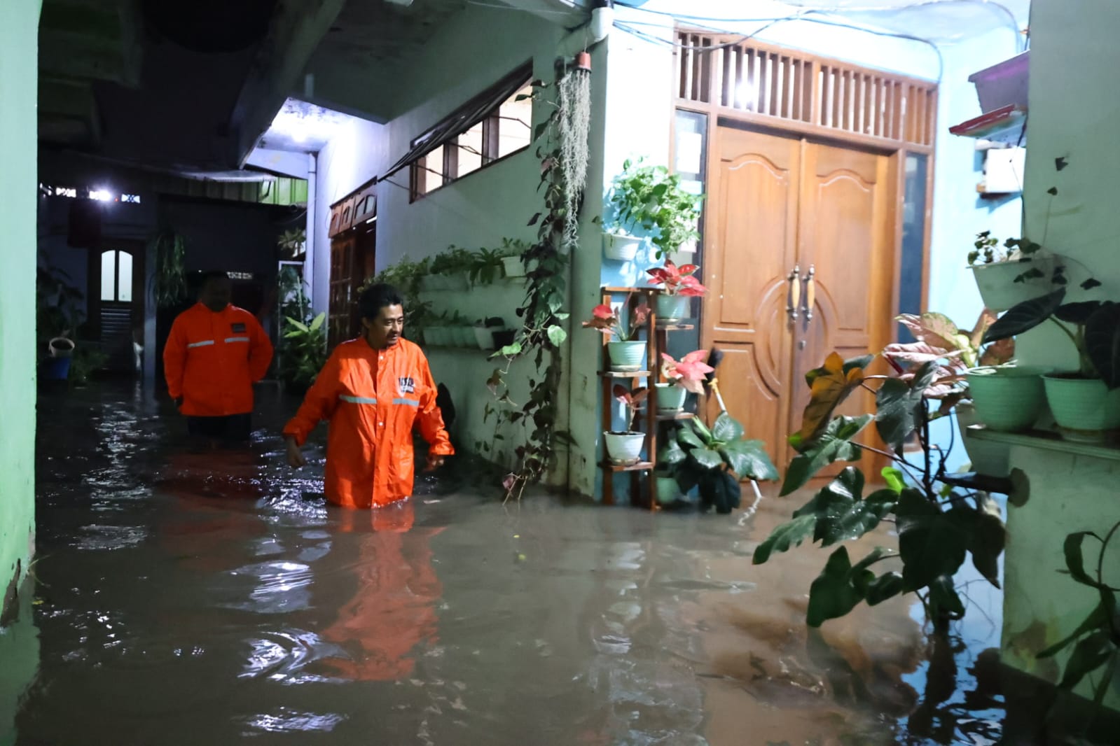 Foto 4 dari 5: Dua Jam Lebih Hujan Lebat, Sejumlah Titik di Kota Madiun Tergenang, Tapi Air Surut Cepat
