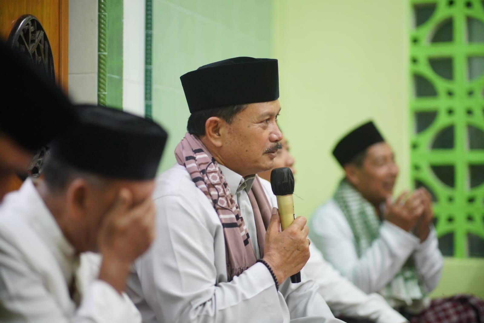 Foto utama berita: Salat Isya di Masjid Al Falah, Wali Kota Juga Sampaikan Program Pembangunan Kepada Jemaah