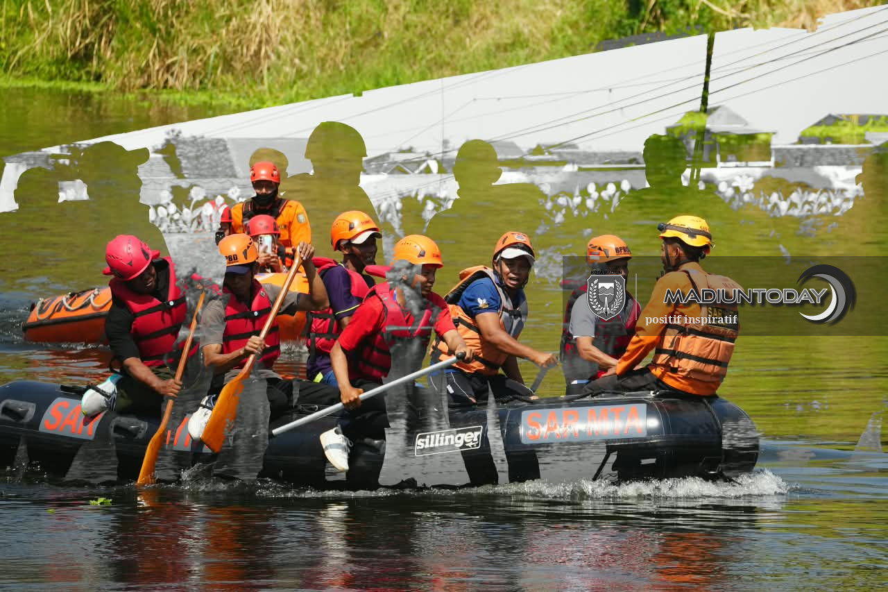 Mendayungpun Ada Aturannya, Serunya Pelatihan Water Rescue di Kali Bantaran