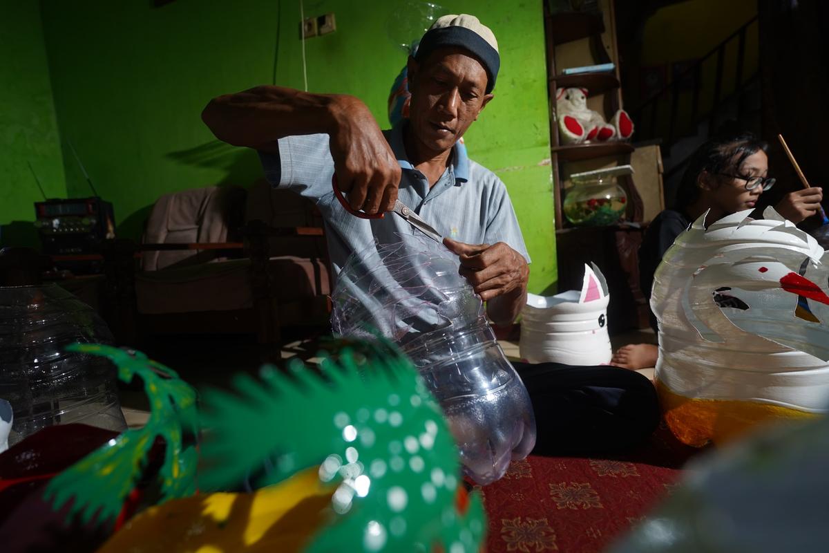 Foto 1 dari 5: Unik! Manfaatkan Sampah Plastik Jadi Pot Tematik yang Cantik