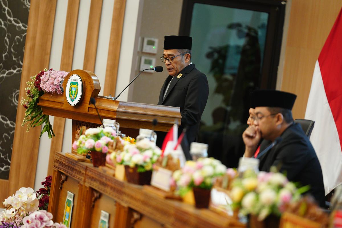 Foto 4 dari 8: Hadiri Pelantikan Unsur Pimpinan DPRD Kota Madiun, Pj Wali Kota: Setelah Ini Langsung Tancap Gas