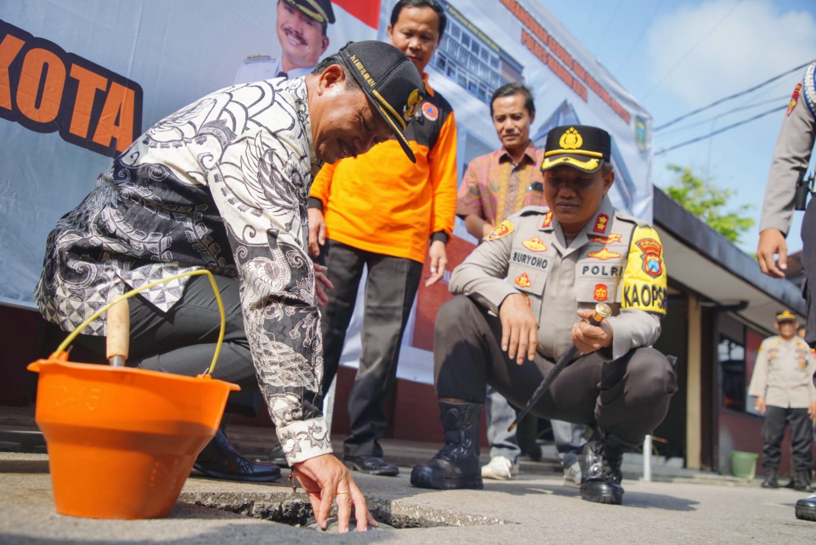 Foto 2 dari 8: Peletakan Batu Pertama Gedung Polres Madiun Kota, Wali Kota Juga Resmikan Musala
