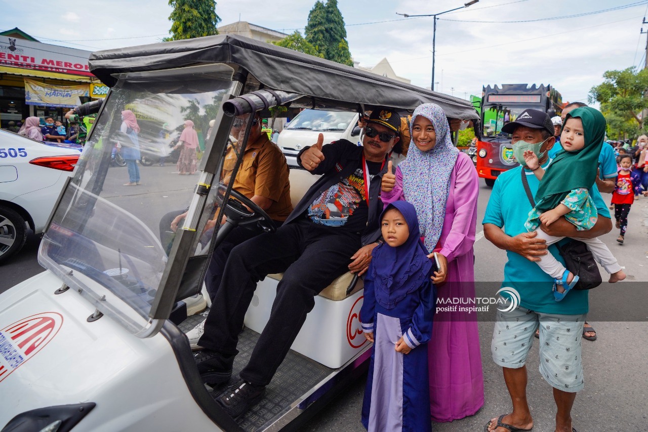 Foto 4 dari 9: Animo Luar Biasa, Parade Nusantara Geliatkan Perekonomian Sekaligus Ajang Promosi Kota