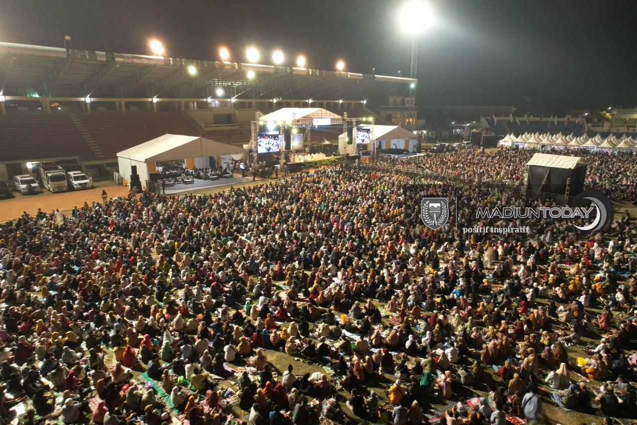 Foto 2 dari 29: Belasan Ribu Jamaah Larut dalam Pengajian Gus Iqdam, Pesan Amanah Menggema di Stadion Wilis