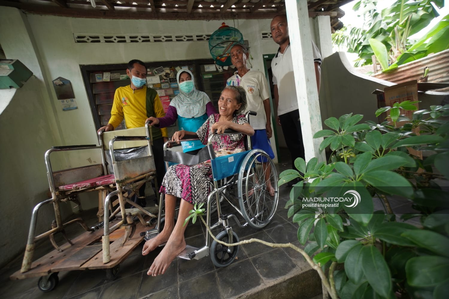 Foto 2 dari 9: Fasilitasi Alat Bantu Layak Bagi Disabilitas, Pemkot Madiun Berikan Empat Kursi Roda Baru untuk Warga