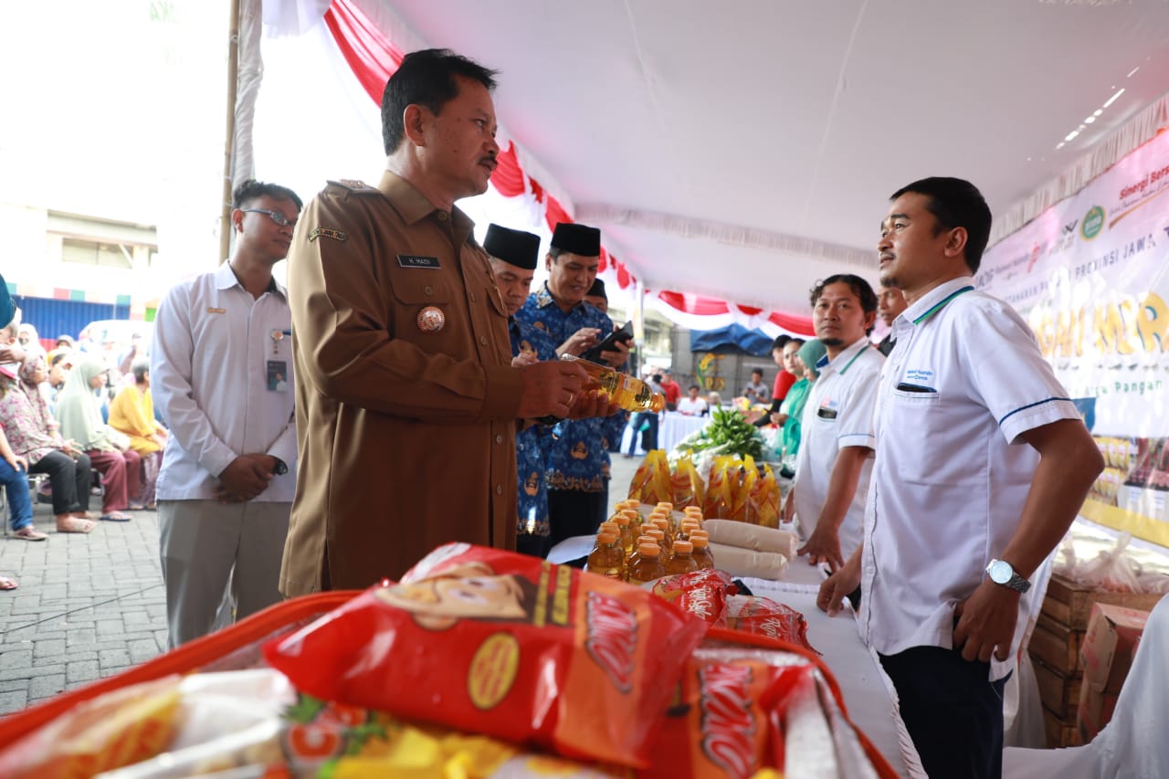 Foto 2 dari 11: Buka GPM Di Stadion, Wali Kota Pastikan Masyarakat Mudah Dapatkan Sembako Murah