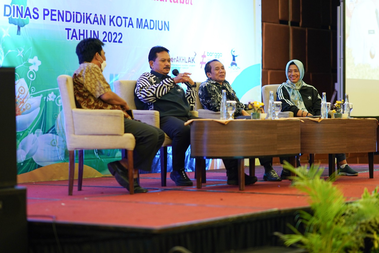 Foto 2 dari 10: Jadi Narasumber Seminar RUU Sisdiknas, Wali Kota Harap Peningkatan Kompetensi Guru