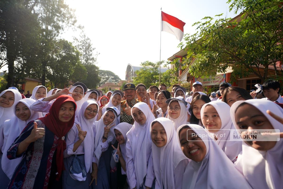 Foto 6 dari 9: Mengenang Masa Sekolah, Wali Kota Jadi Pimpinan Apel Di SMAN 1