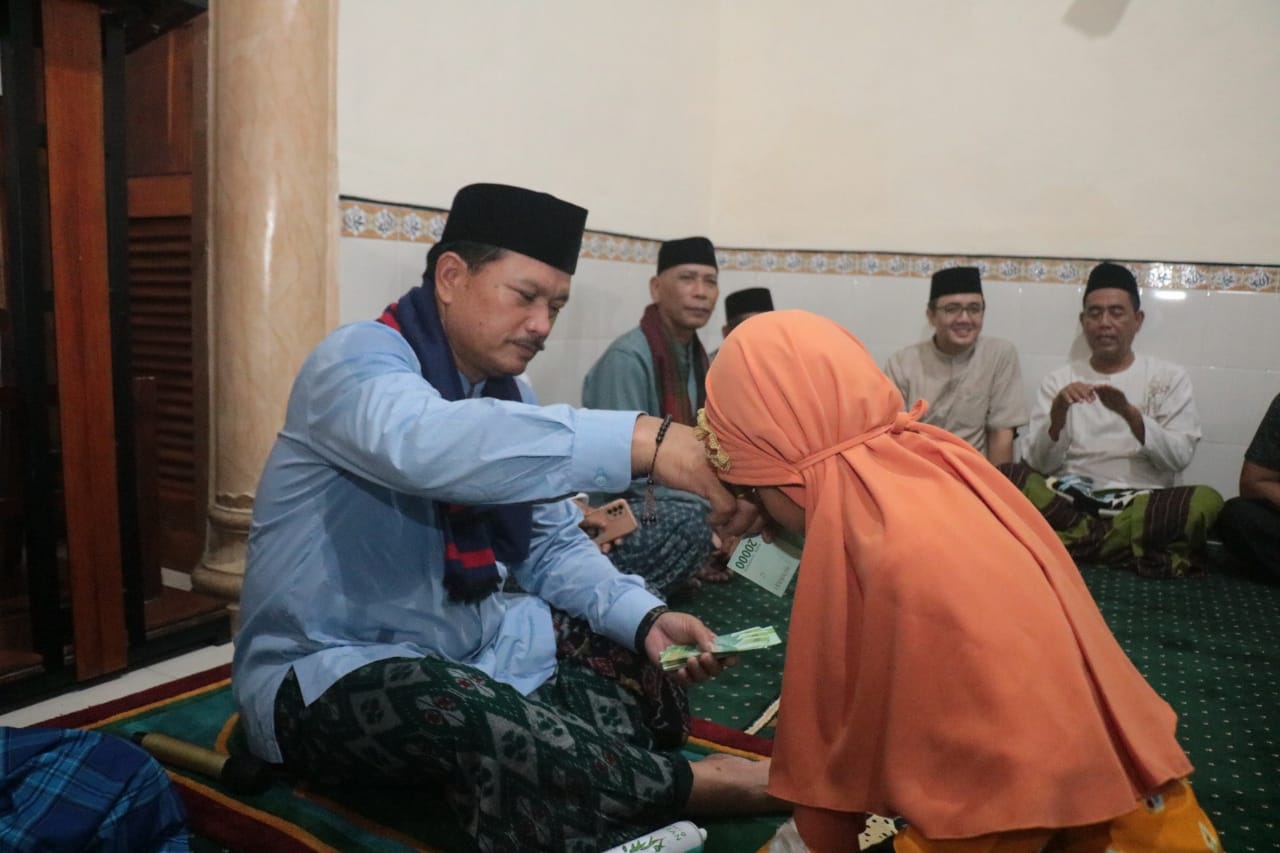 Foto 6 dari 10: Hadiri Shalat Isya Berjamaah Dengan Warga, Wali Kota Tanamkan Cinta Al Qur’an Pada Anak Sejak Dini
