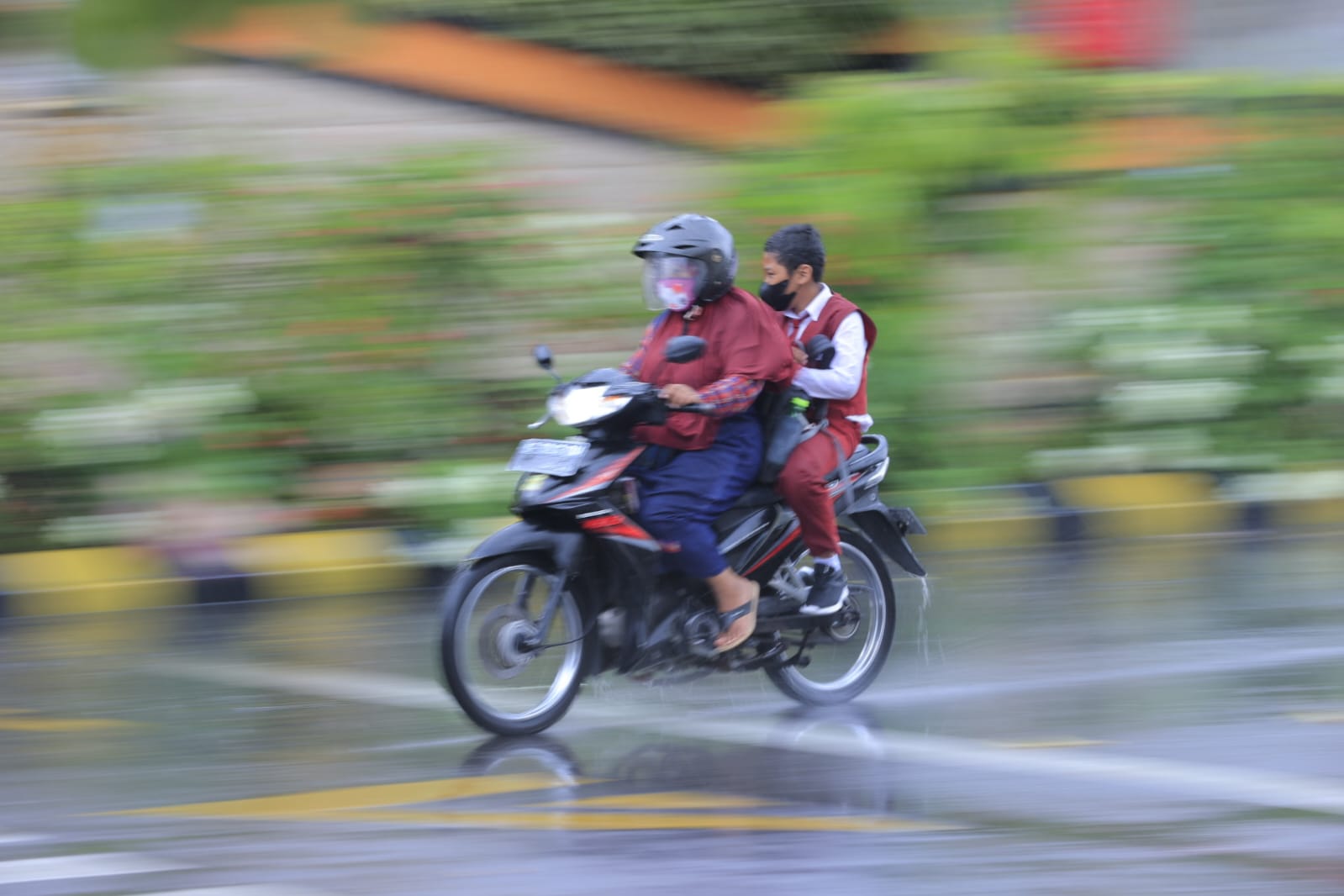 Mengenal Aquaplaning Biar Tidak Gulung Koming Saat Berkendara di Musim Hujan