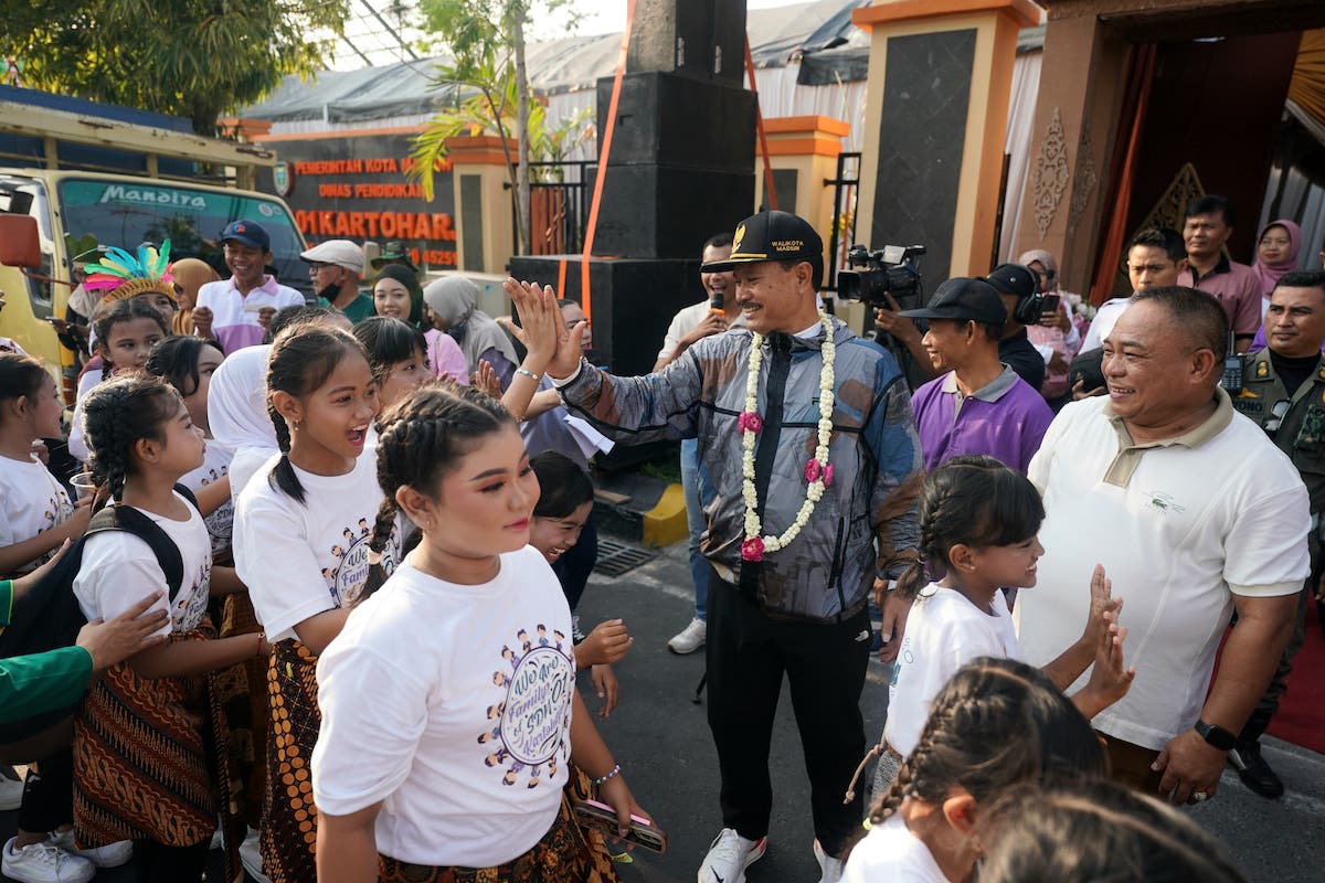 Foto 1 dari 9: Hadiri Peringatan HUT ke-17 SDN 01 Kartoharjo, Wali Kota: Saya Beri Hadiah Spesial