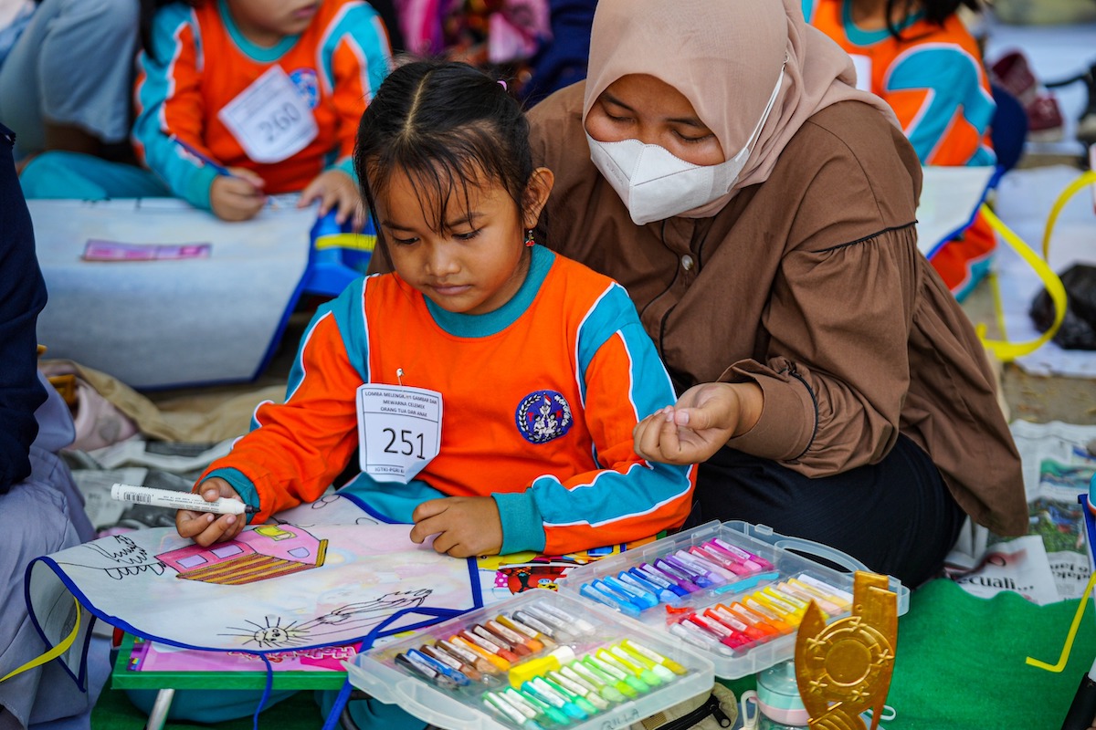 Foto 6 dari 9: Asiknya Selesaikan Lomba Bareng Bunda