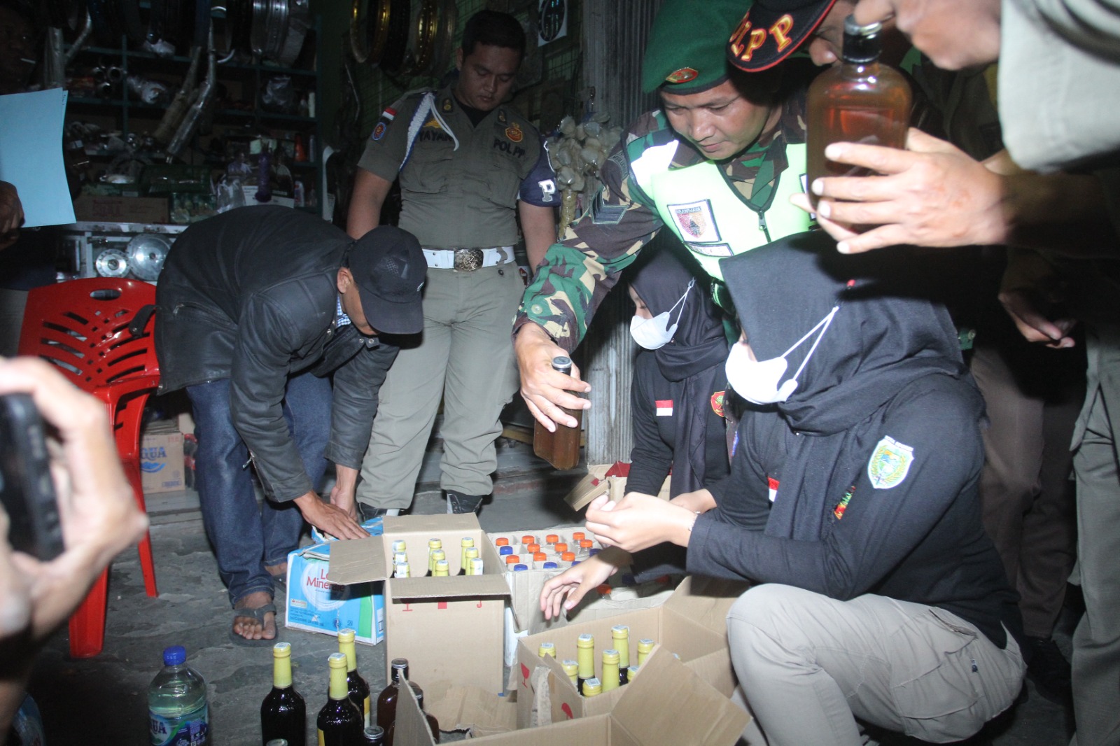 Gelar Razia Wujudkan Trantibum, Petugas Amankan Puluhan Liter Miras Berbagai Jenis dan Merek
