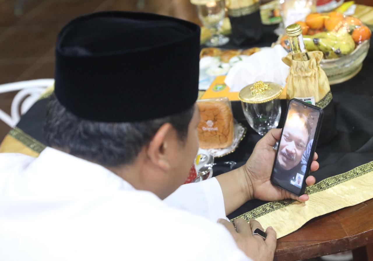 Foto 4 dari 8: Kapolda Subuhan Di Masjid Pondok Abi Bahrun Madinatul Jannah, Wali Kota Sapa Lewat Video Call