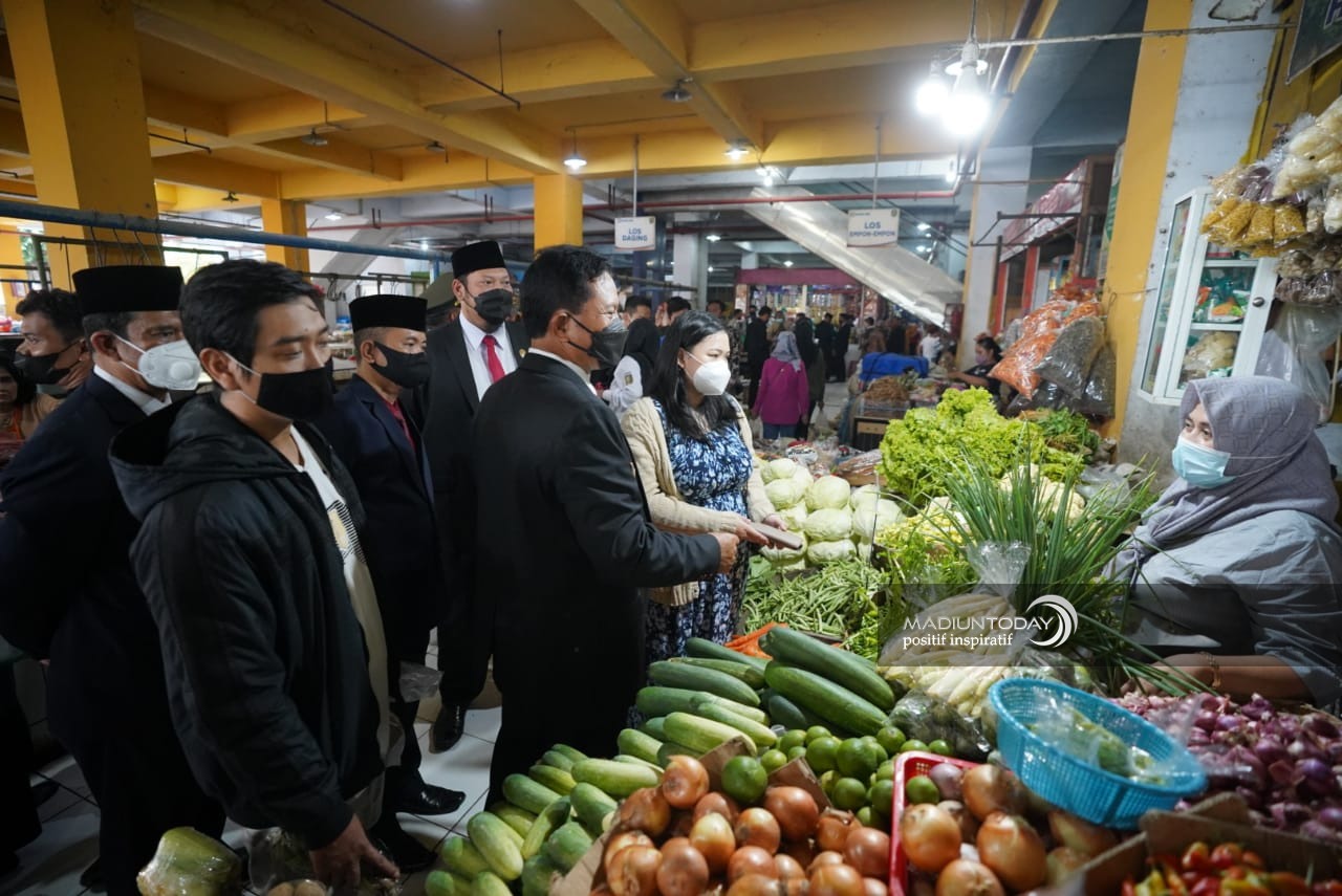 Foto 6 dari 10: Siapkan Anggaran Rp 8,6 Miliar, Wali Kota Beri Subsidi Ke Pedagang Pasar