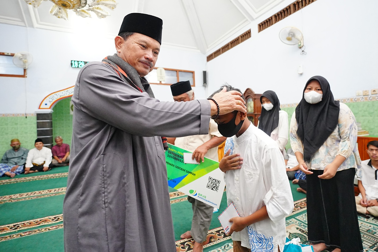 Foto 1 dari 10: Lewat Shalat Isya Berjamaah, Wali Kota Ajak Warga Dukung Pembangunan Kota