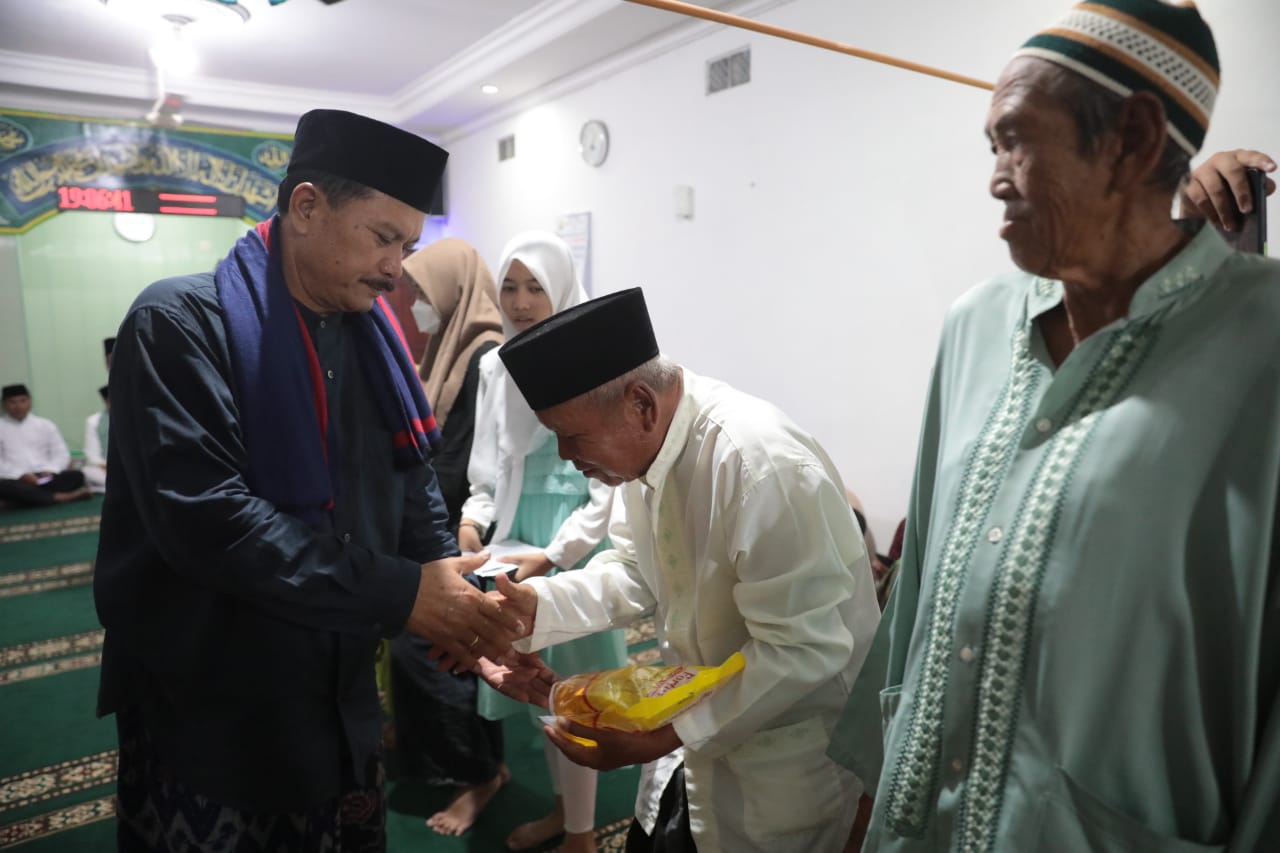 Foto 6 dari 15: Masjid Suhud Rohman Dapat Bantuan Rp 25 Juta, Jamaah Juga dapat Bantuan Sembako, Minyak, dan Santunan