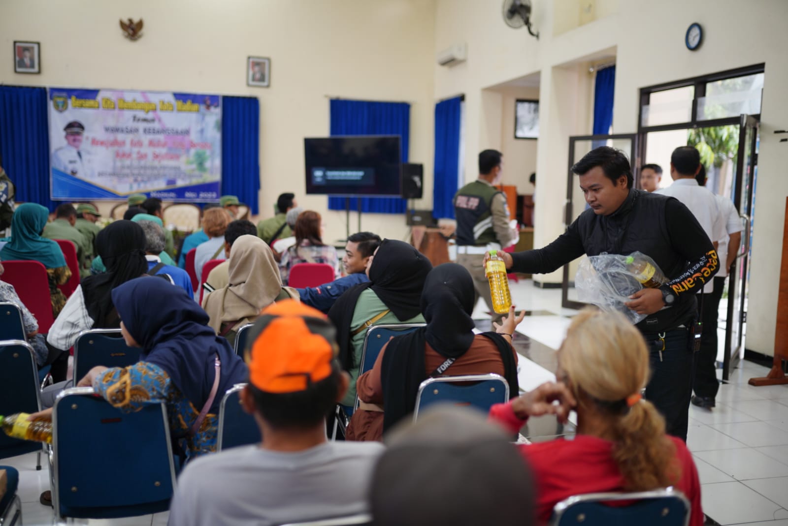 Foto 8 dari 11: Gowes Tiga Kelurahan, Wali Kota Kumpulkan PR Pembangunan Hingga Ke Gang Kecil
