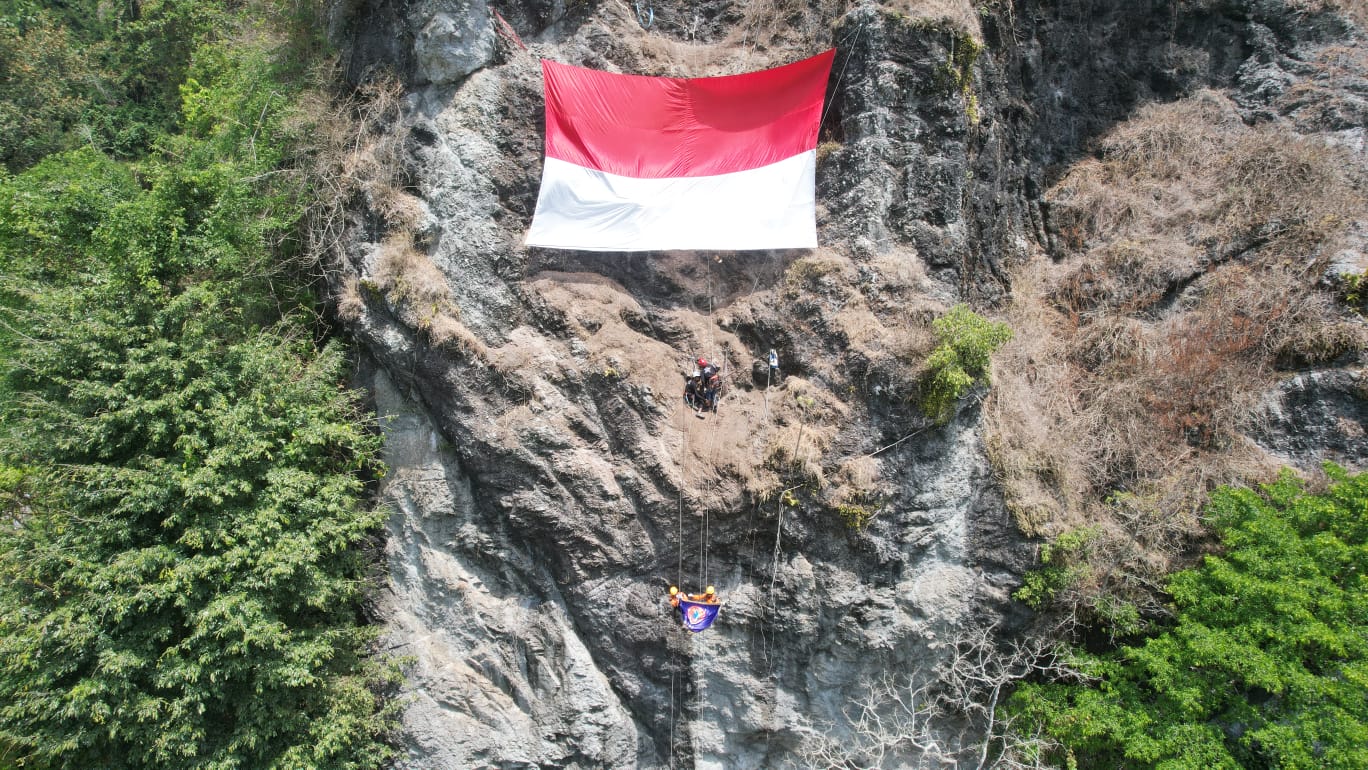 Foto 4 dari 4: Peringati HUT Kemerdekaan, Pegiat Panjang Tebing Kibarkan Bendera Merah Putih Di Tebing Kertoembo