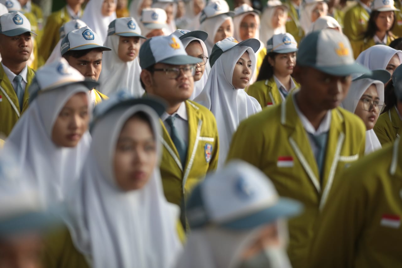 Foto 7 dari 13: Jadi Pembina Apel di SMAN 4 Kota Madiun, Wali Kota Pesan Jaga Diri dan Disiplin dalam Belajar