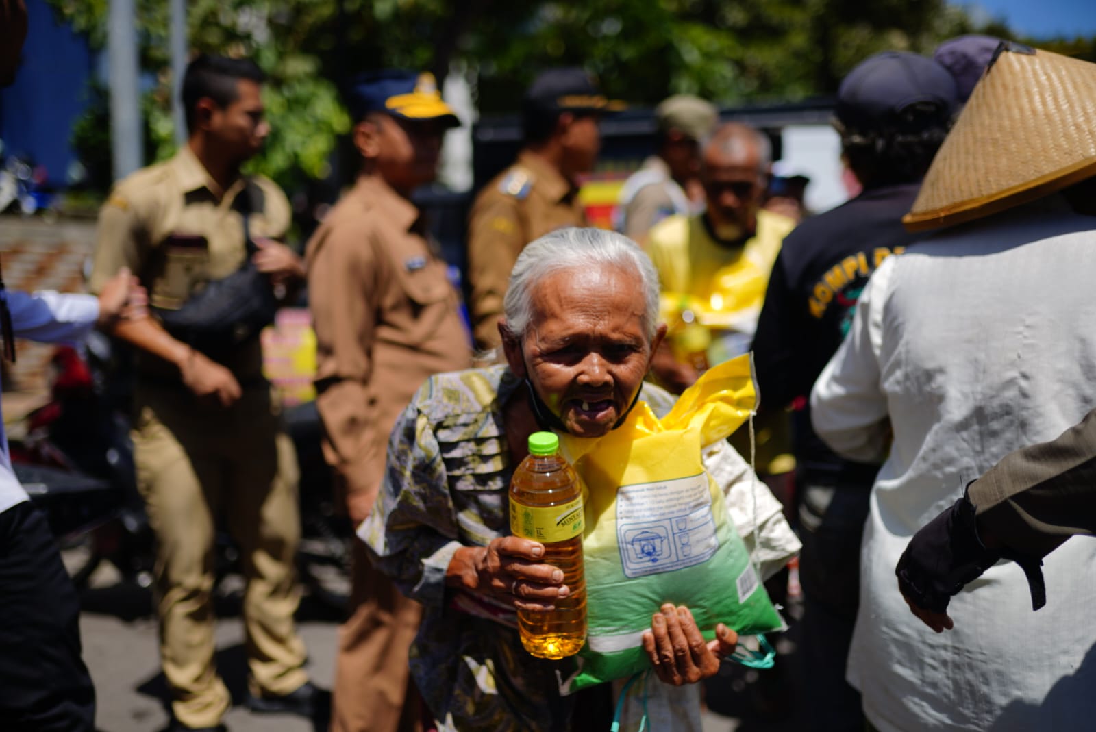 Foto 2 dari 8: Wali Kota Bagikan Sembako Gratis Untuk Masyarakat
