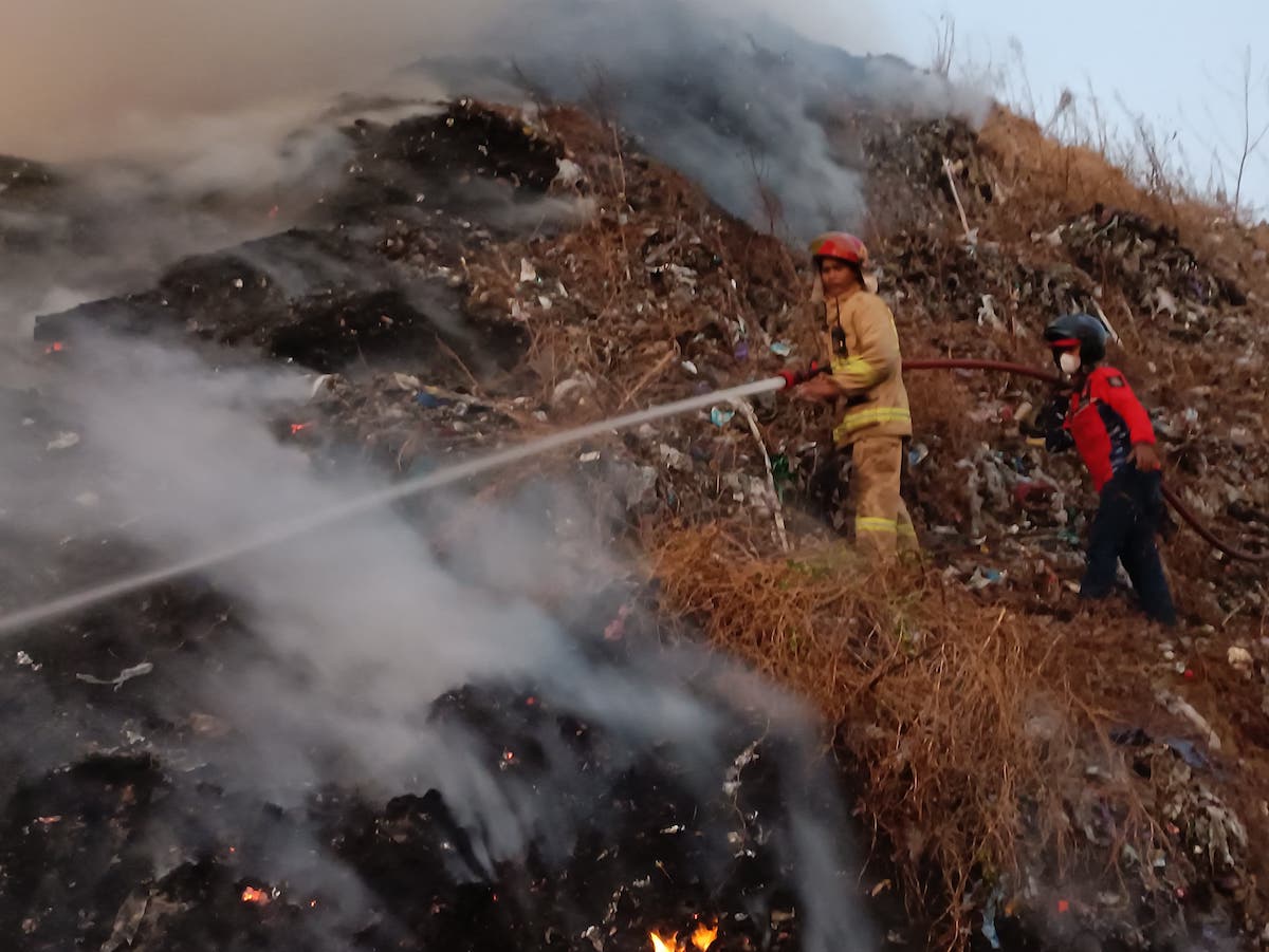 Foto 5 dari 6: Tumpukan Sampah di TPA Winongo Terbakar, Areal Kebakaran Mencapai Sepertiga Zona 6