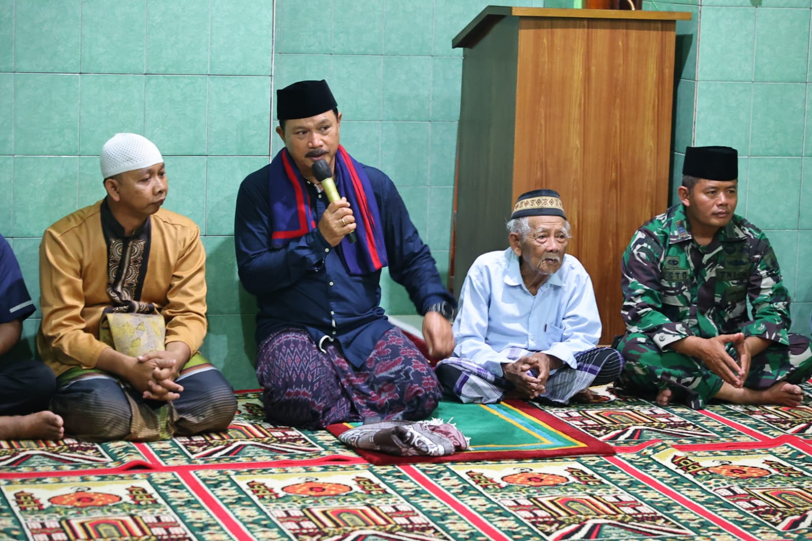 Foto 3 dari 9: Gelar Kegiatan Bersama Warga, Wali Kota Maghrib Berjamaah Di Masjid At Taqwa