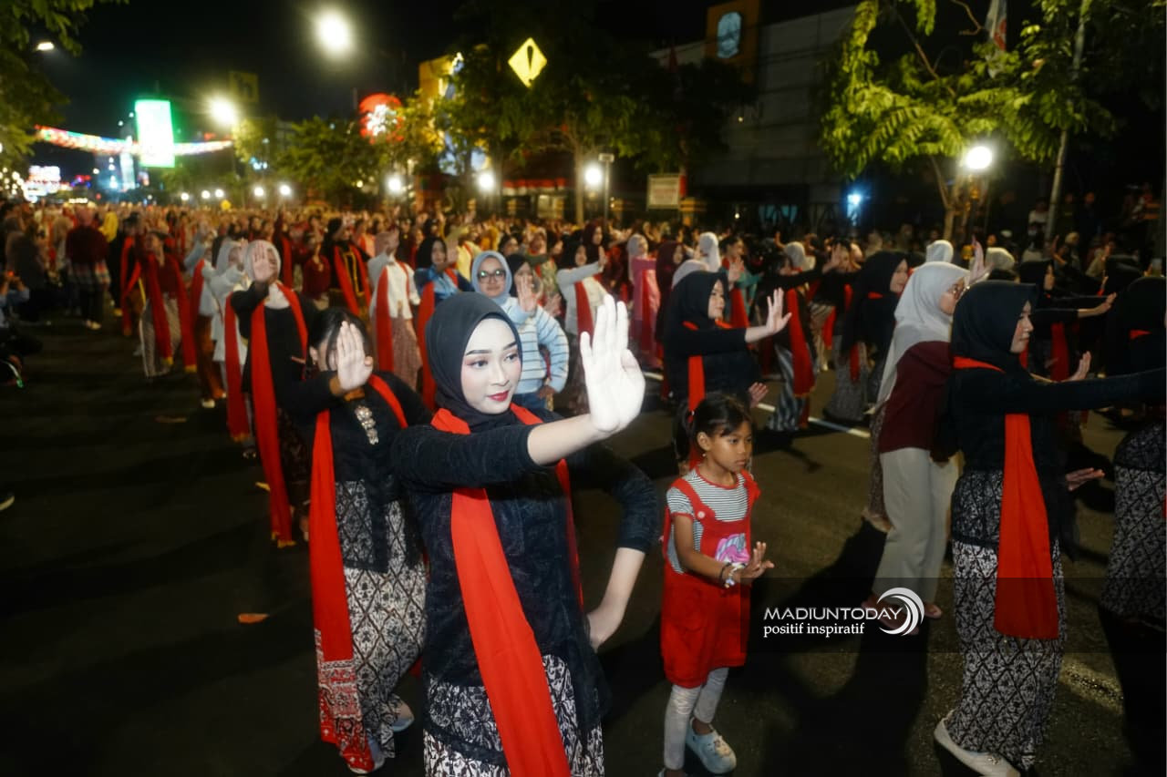 Foto 17 dari 19: Ketika Warga Turun ke Jalan, Menari Bersama di Panggung Kota