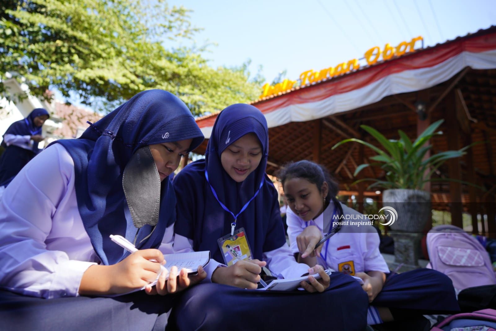 Foto 8 dari 9: Tak Hanya Lingkungan Sekolah, MPLS SMPN 1 Juga Kenalkan Lapak UMKM Kota Pendekar