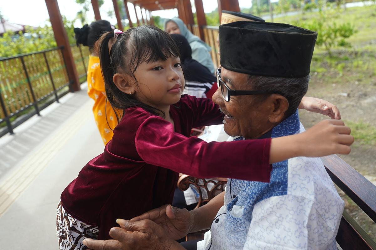 Foto utama berita: Hibur Yangti-Yangkung di Pondok Lansia, Siswa CKS Bernyanyi dan Menari di Peringatan  Hari Kartini