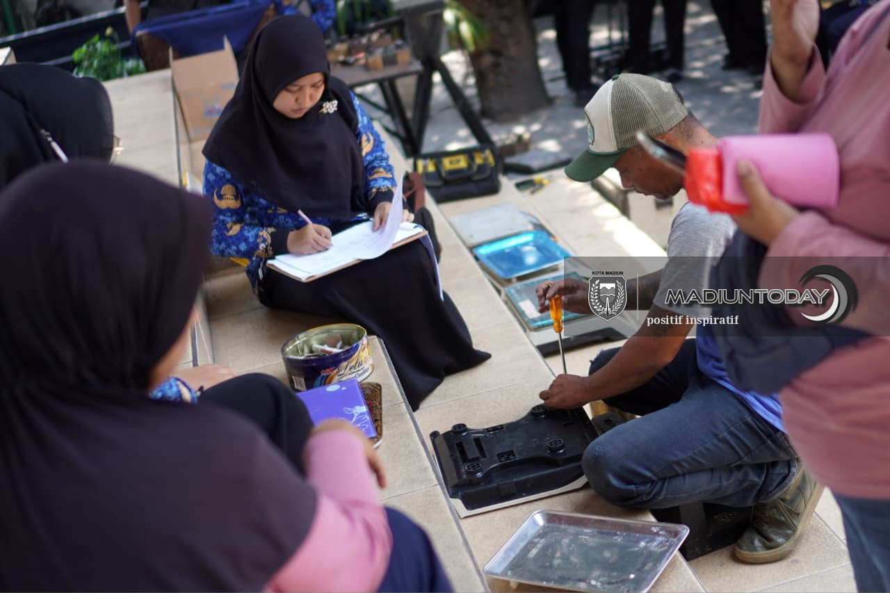 Foto 8 dari 19: Dari Posyandu hingga Pedagang, Layanan Tera Ulang Hadir di Kelurahan Pastikan Timbangan Akurat