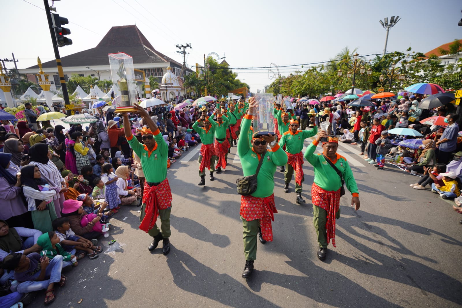 Foto utama berita: Ada 209 Piagam-Piala Penghargaan dan Prestasi di Madiun Carnival, Wali Kota: Prestasiku Untuk Rakyatku