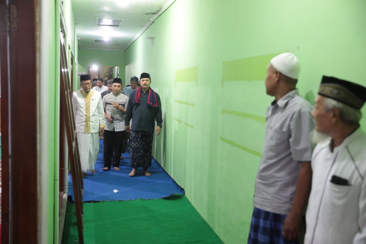 Foto 10 dari 15: Masjid Suhud Rohman Dapat Bantuan Rp 25 Juta, Jamaah Juga dapat Bantuan Sembako, Minyak, dan Santunan